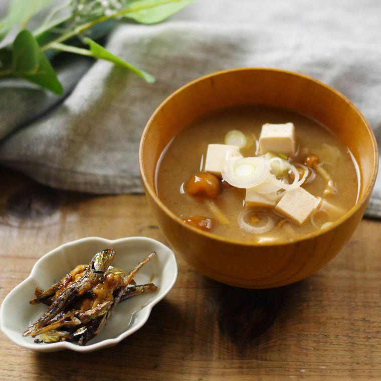 なめこと豆腐の味噌汁と、皿にのったごまめが並んでいる様子