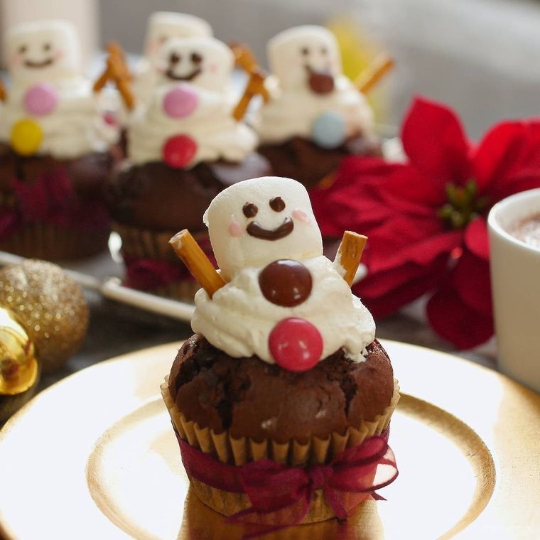 皿にのったチョコレートマフィンのマシュマロ雪だるまのせ