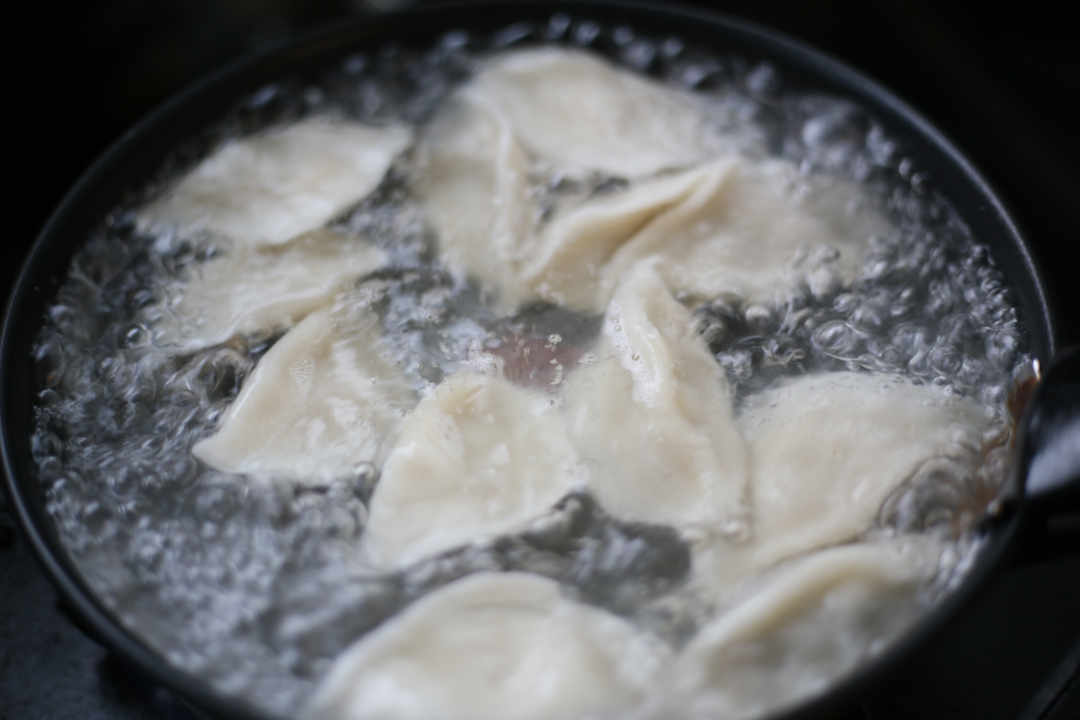 皮がもっちり！成城石井の水餃子に合う、ちょい足しアレンジって？ - macaroni
