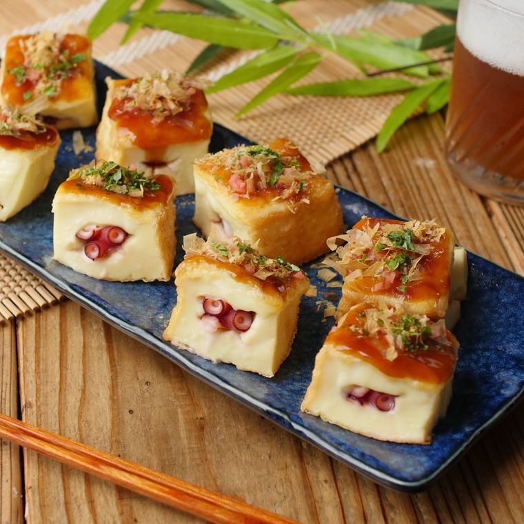 青い角皿に盛り付けた厚揚げたこ焼きとビール