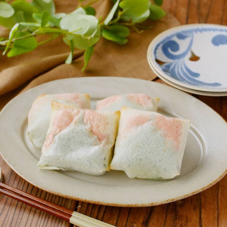 白いオーバル皿に盛り付けたはんぺんのトースター春巻きと取り皿