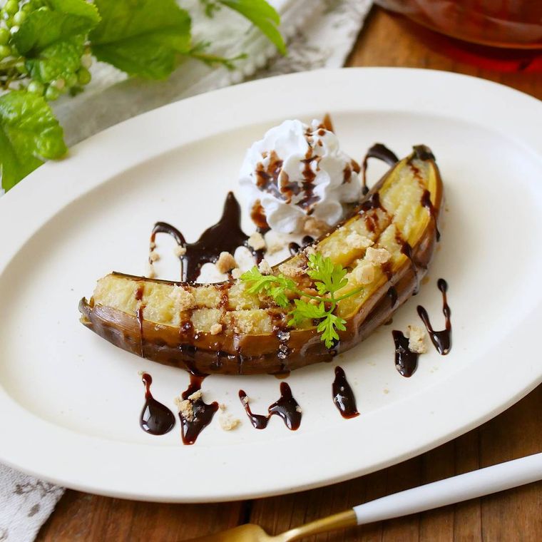 白いオーバルプレートに盛り付けた、丸ごと焼きバナナ