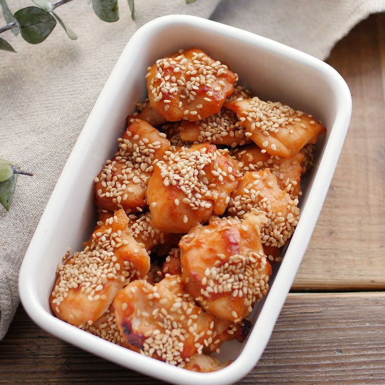 白い琺瑯容器によそった鶏ささみのごまみそ焼き