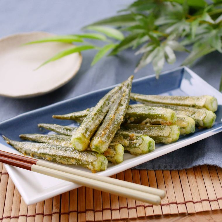 青い角皿に盛り付けたオクラのマヨネーズ焼きと箸