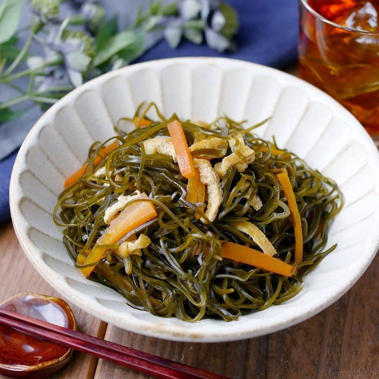 皿に盛られた、切り昆布の煮物