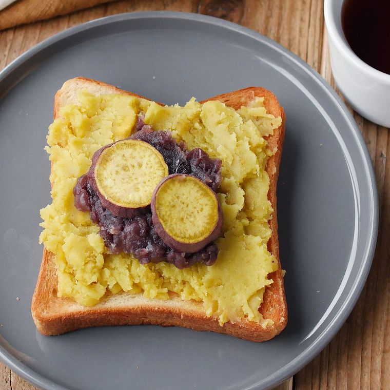 グレーの丸皿に盛り付けたさつまいもトースト