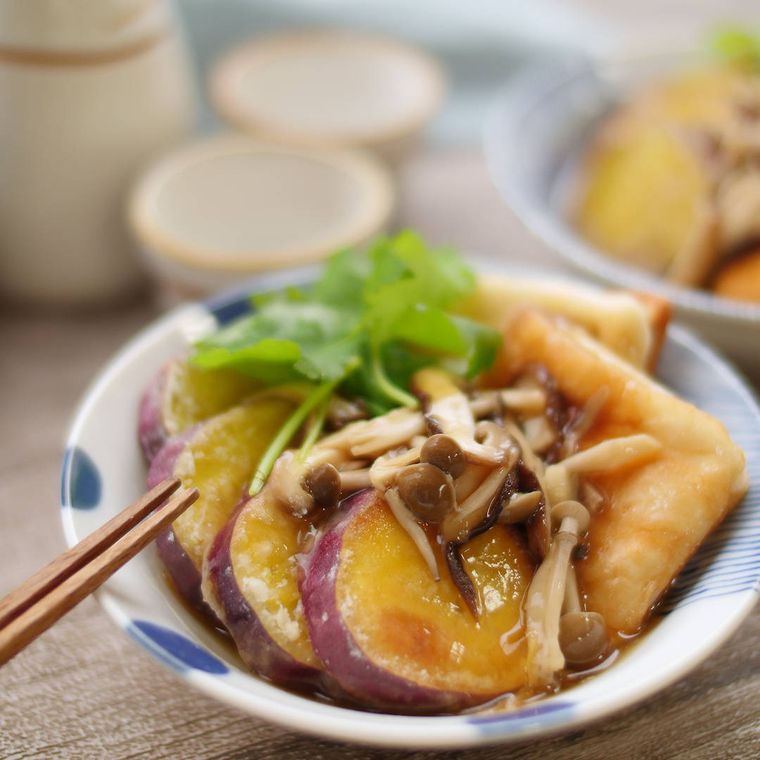 和食器に盛り付けたさつまいもとはんぺんの揚げ出し