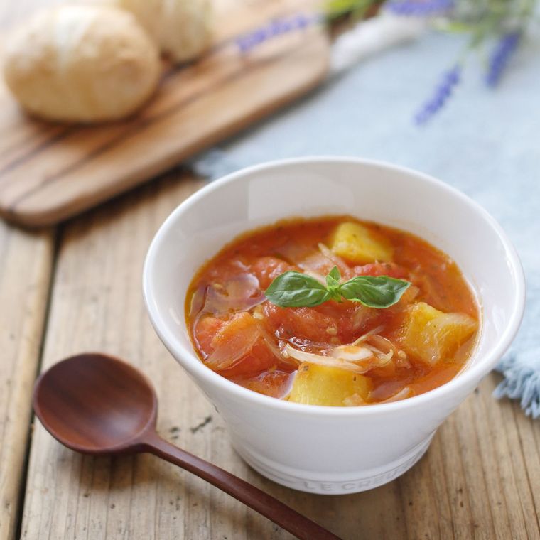 白い小鉢に盛り付けたさつまいもとトマトのスープ