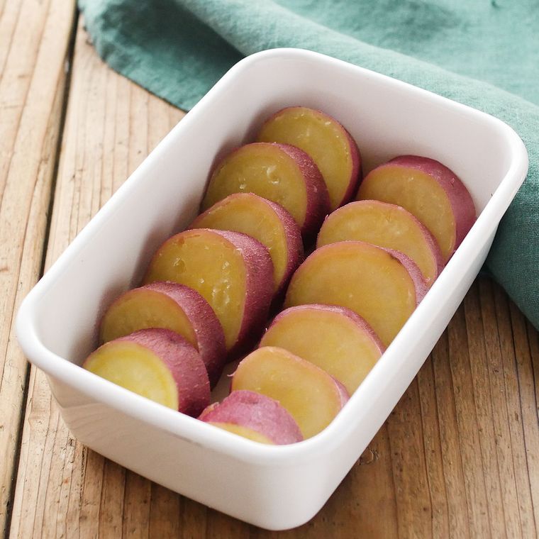 白い保存容器に盛り付けたさつまいものバター煮