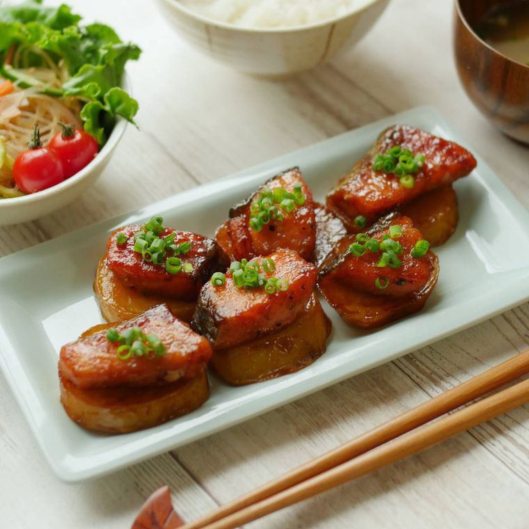 長方形の皿に盛り付けた鮭とじゃがいものバター醤油仕立て