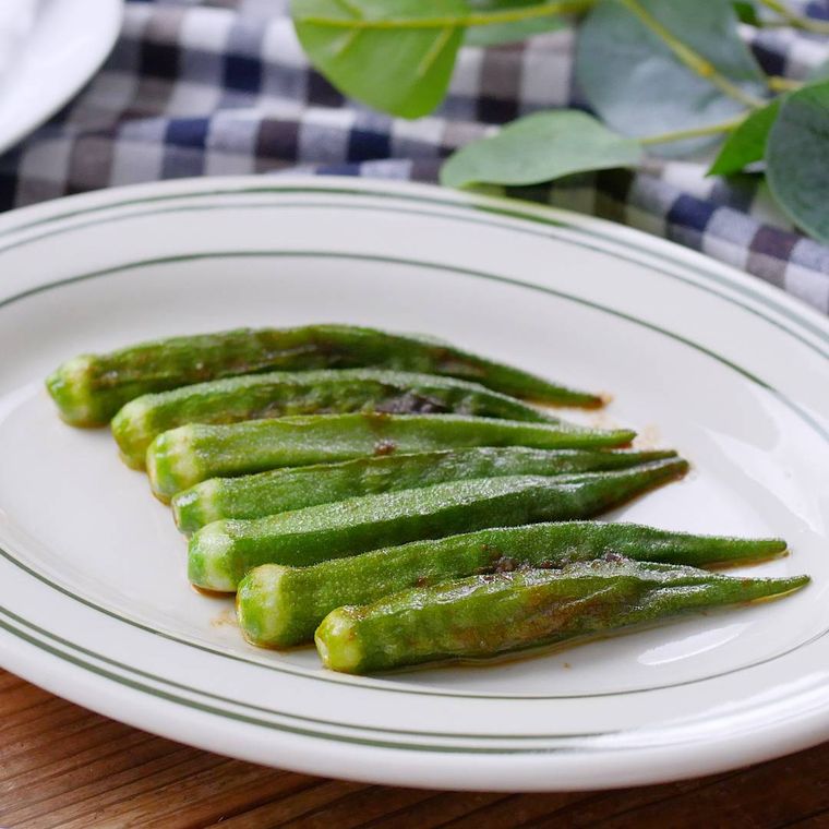 白い皿に盛り付けたオクラのバター醤油焼き