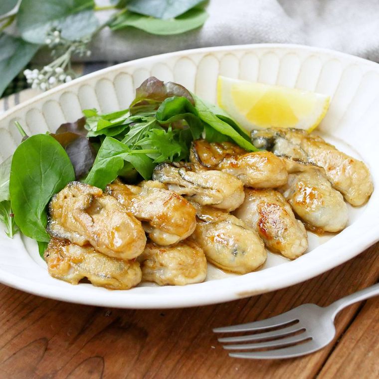 白い皿に盛り付けた生かきのバター醤油焼き