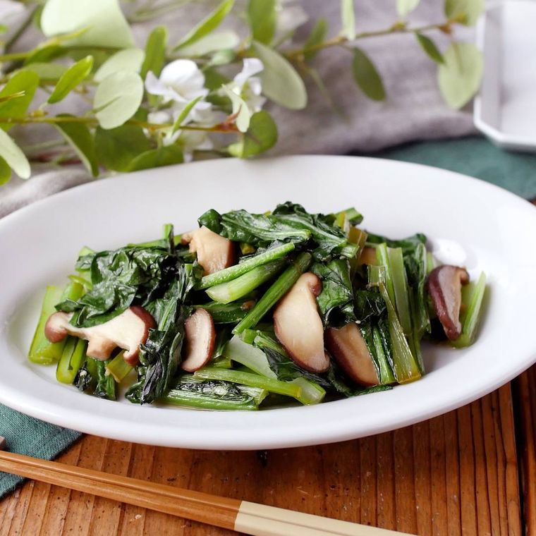 白い皿に盛り付けた小松菜としいたけのバター醤油炒め