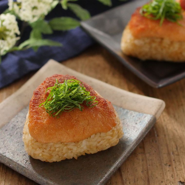 四角い皿に取り分けた明太のせバター醬油焼きおにぎり