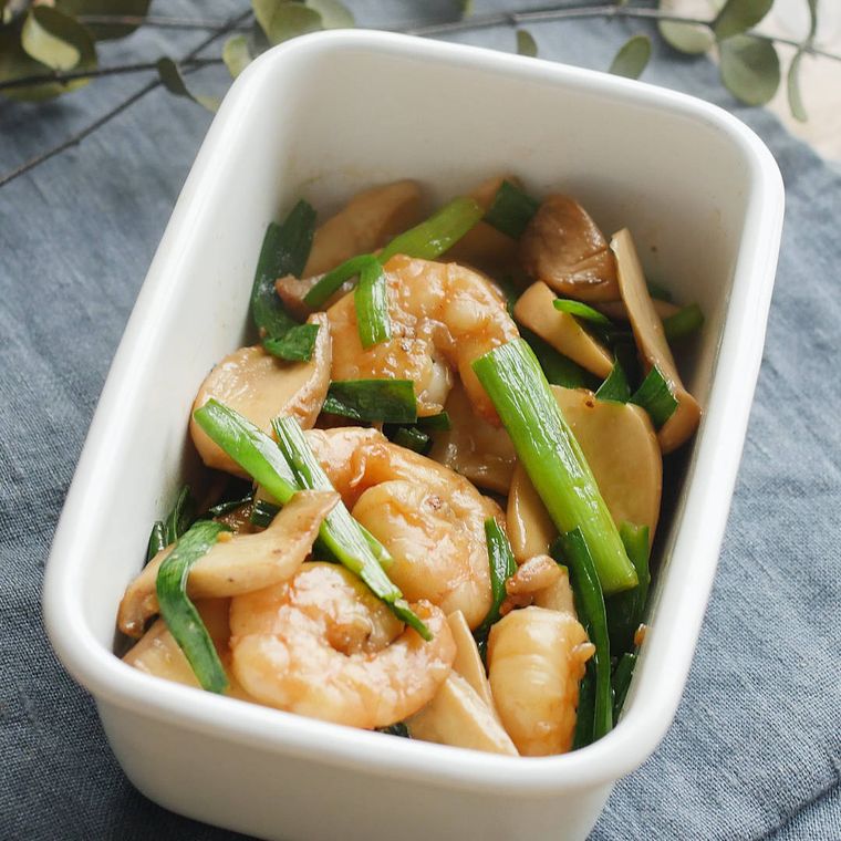 白く四角い容器に入れたえびとエリンギのバター醤油炒め