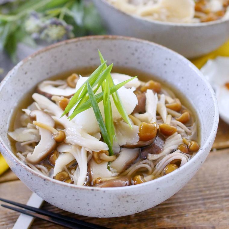 ベージュの器に盛り付けられている絶品きのこそば