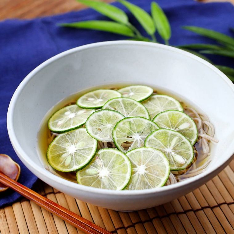 白い器に盛り付けられている簡単すだちそば