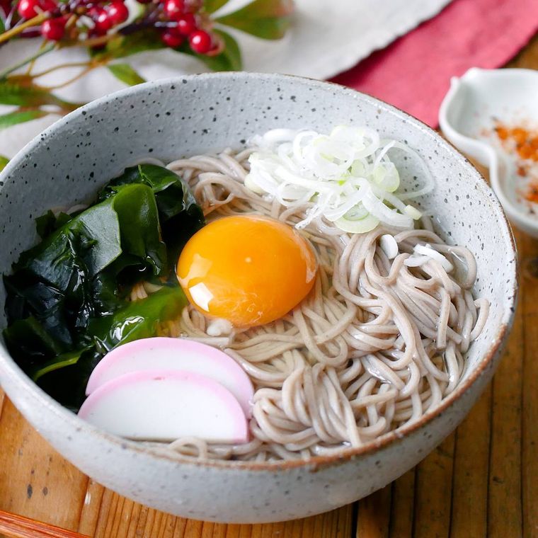 ベージュの器に盛り付けられている簡単月見そば