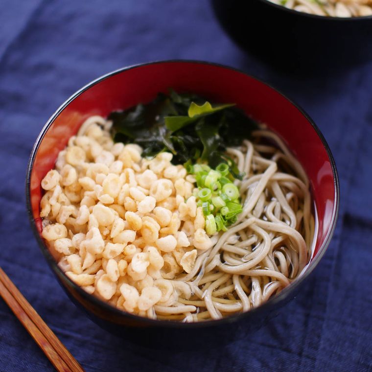 お椀に入っている簡単たぬきうどん