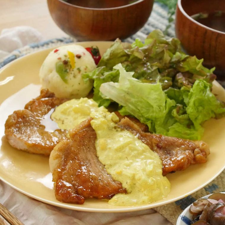 黄色い皿に盛りつけられたカレータルタルソース添えトンテキ南蛮