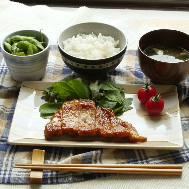 角皿に盛り付けた、厚切り豚ロース肉の漬け焼き