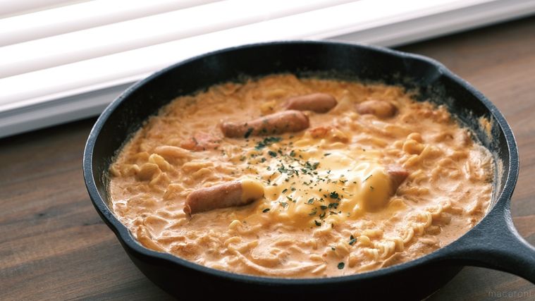 黒い鍋に入ったロゼサリ麺