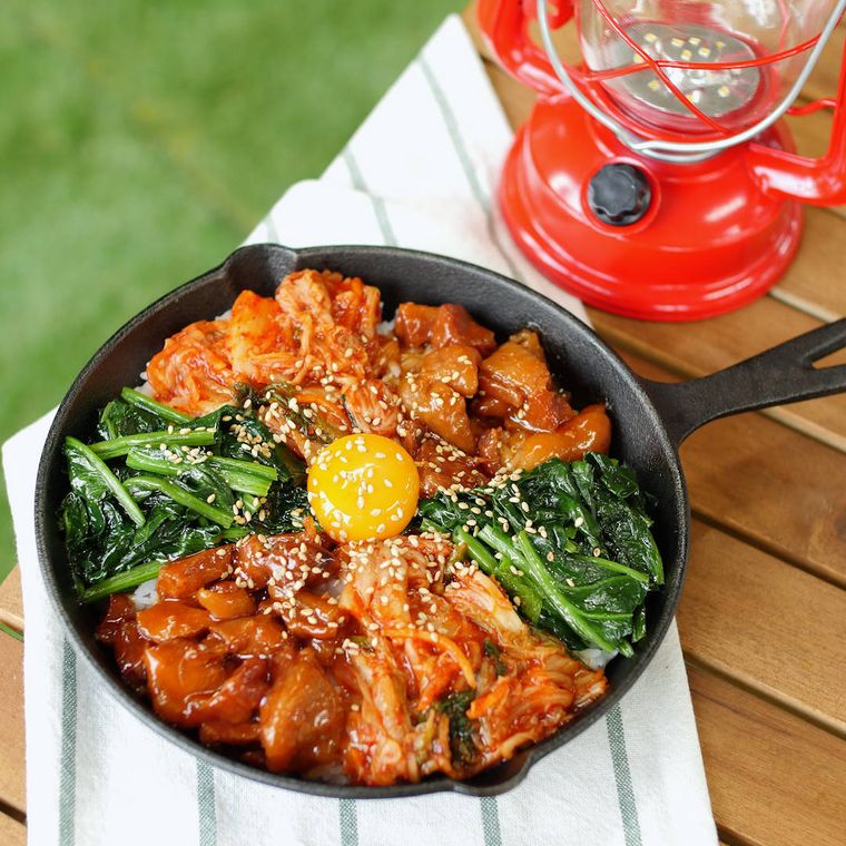 缶詰の焼き鳥をピリ辛ダレで和えて石焼きビビンバ風