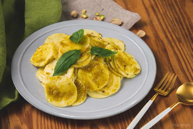前菜も主菜もこれひとつ。DEAN & DELUCAから「ピスタチオソース」新発売の画像
