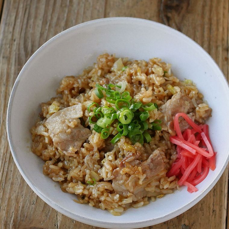 白い器に盛られた、しらたきでそばめし風