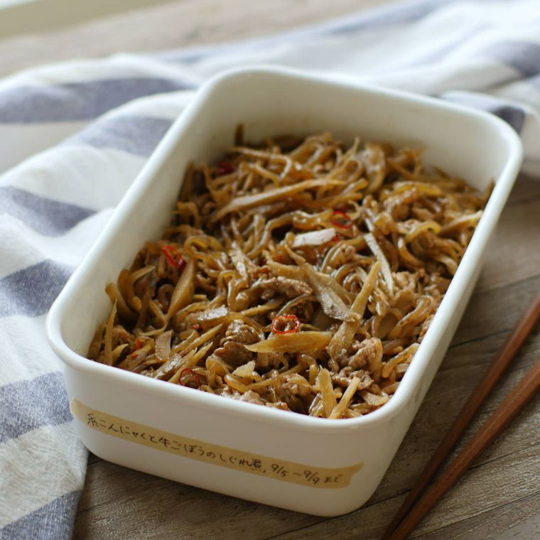 白い容器に入った、糸こんにゃくとごぼうの煮物