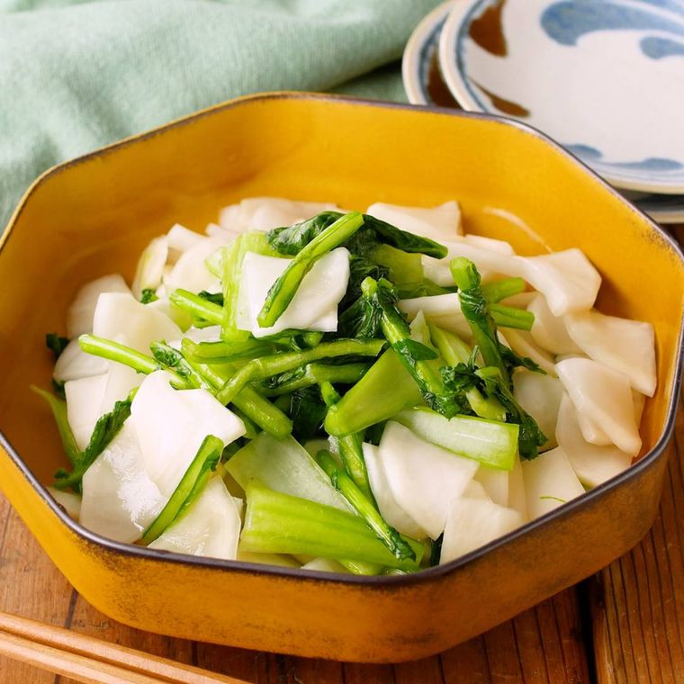 黄色い八角形の皿に盛り付けたかぶの塩だけ漬け