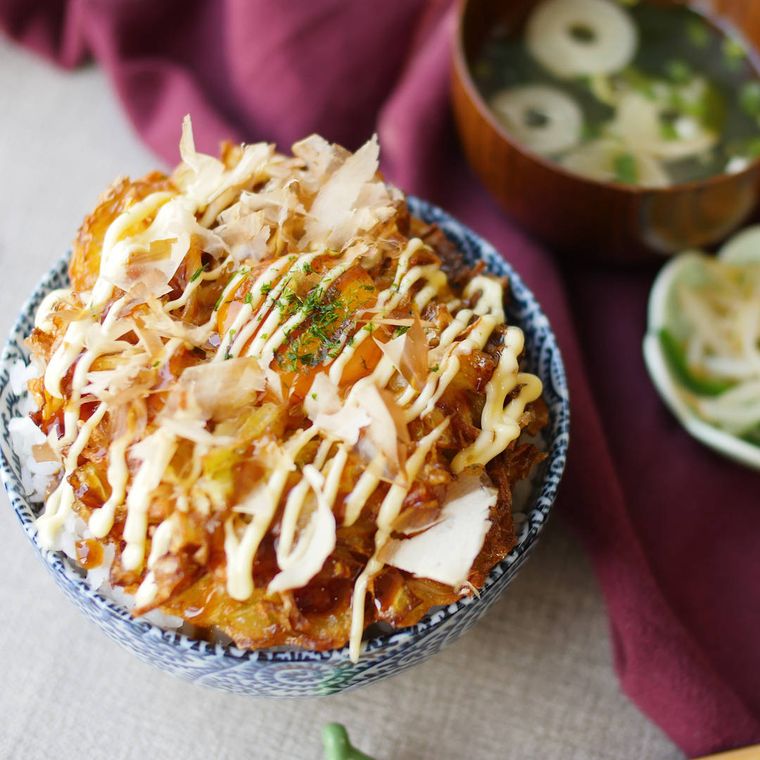 どんぶり茶碗に盛り付けた、お好み焼き風かきあげ丼