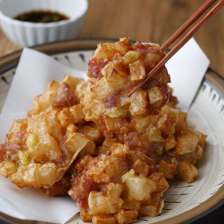 丸い和食器に盛り付けた、豚こま肉と大根のかきあげ