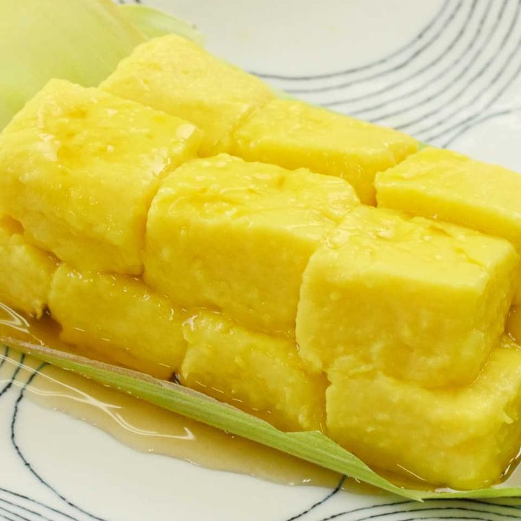 とうもろこしの皮に盛り付けた、とうもろこしわらびもち