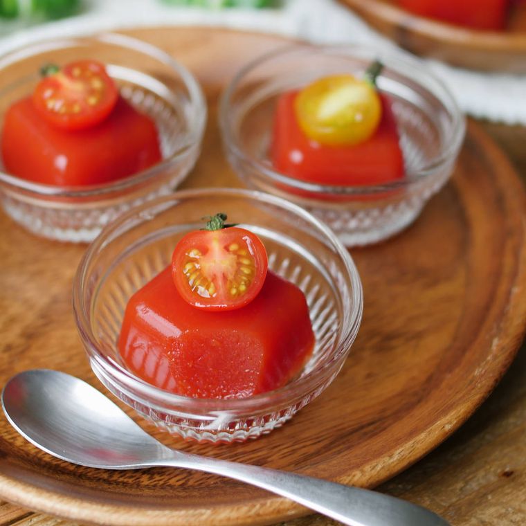 皿に盛られたトマト缶で作るスイートトマトゼリー