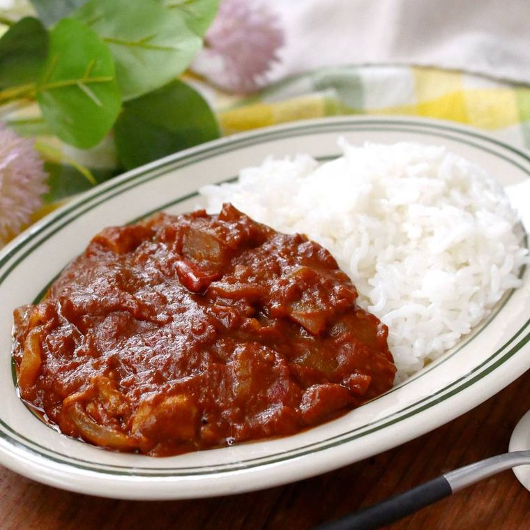 皿に盛られたトマト缶で作る無水カレー