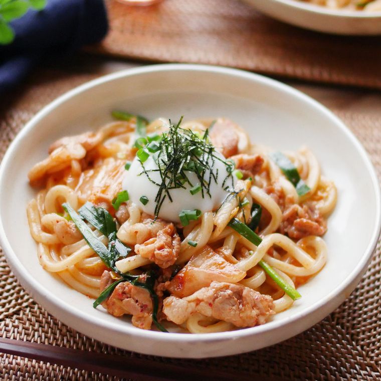 白い麺皿に盛り付けた、豚キムチうどん
