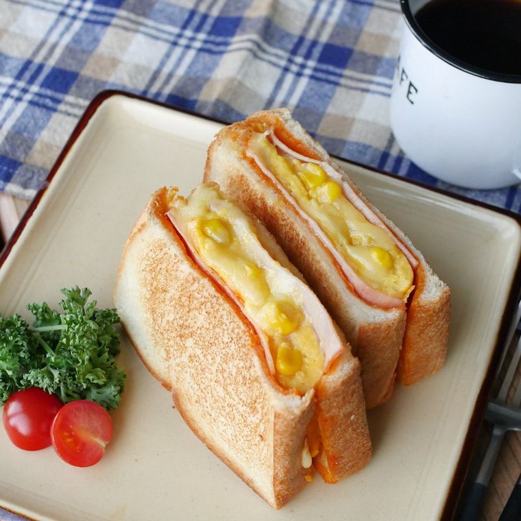 皿にのった、ふわふわ厚焼き卵とコーンのホットサンド