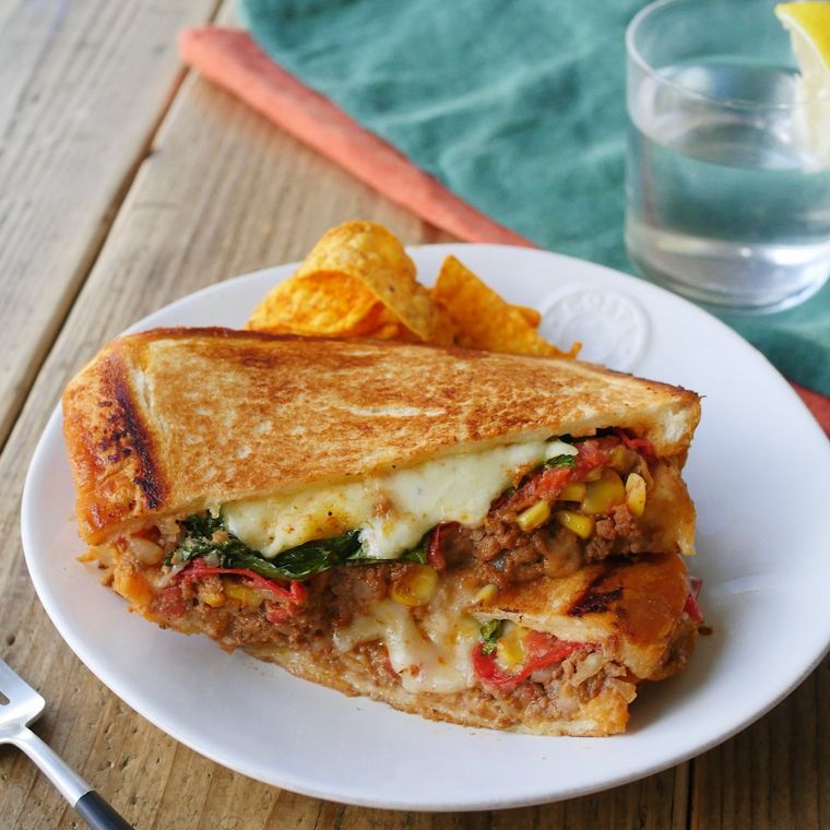 皿にのった、濃厚なタコスのホットサンド