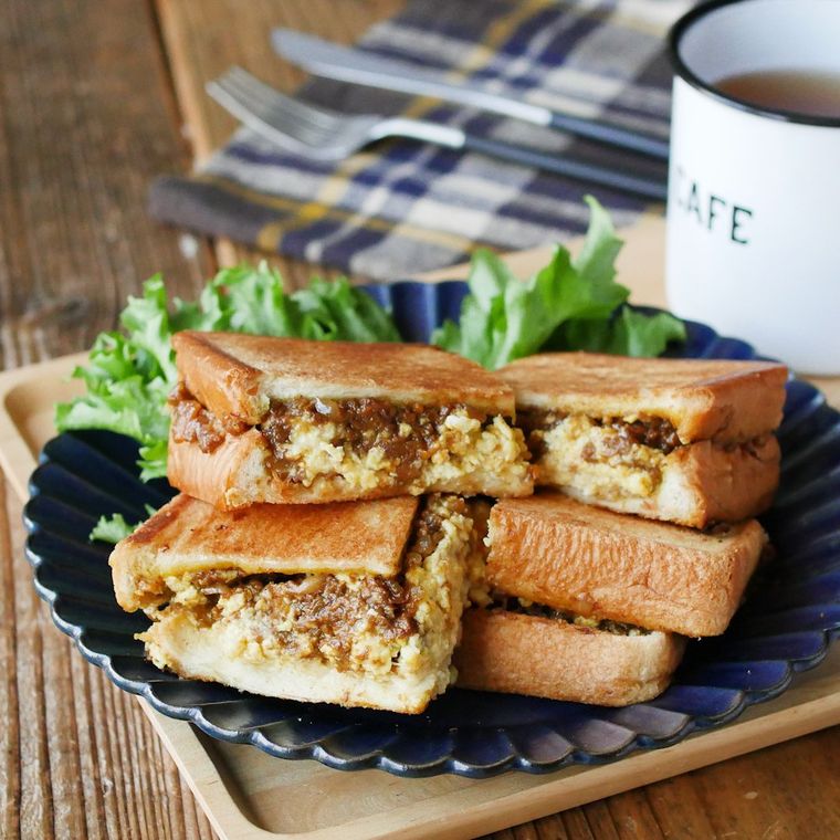 皿にのった、オムキーマカレーのピリ辛ホットサンド