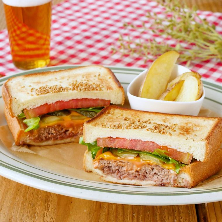 皿にのった、ハンバーガー風ホットサンド