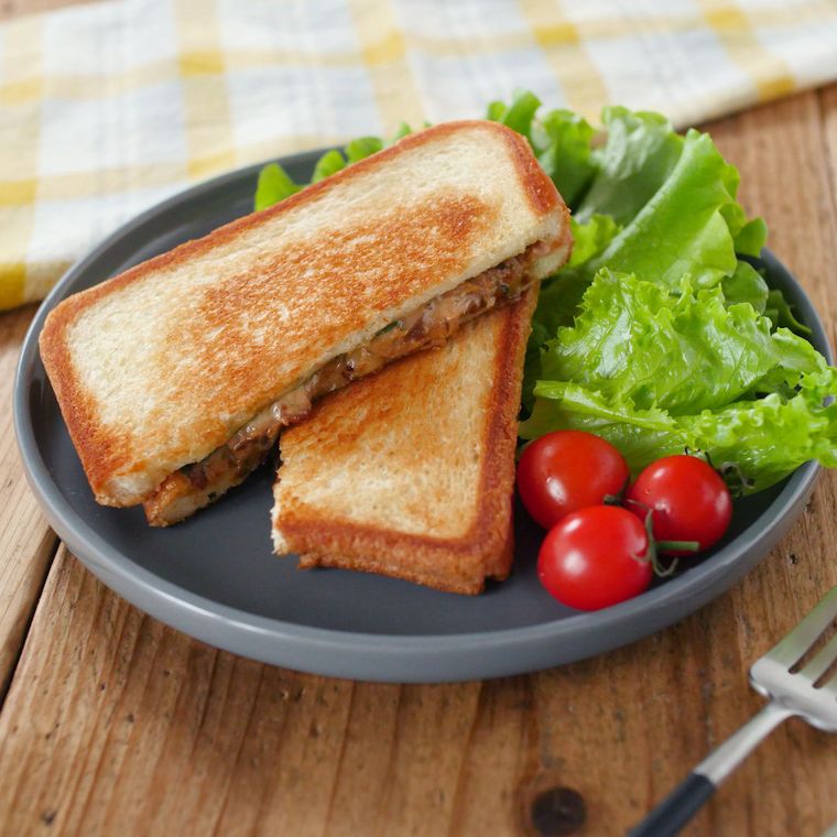 皿にのった、マヨみそさばのホットサンド