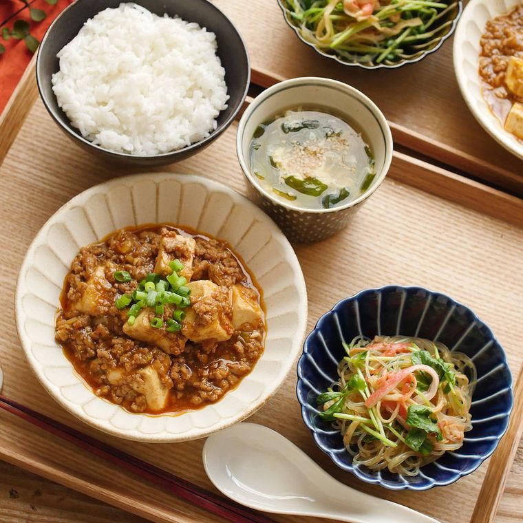 お盆にのった味付け簡単麻婆豆腐、春雨サラダ、中華スープ、ごはん