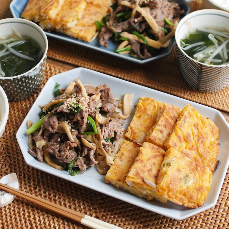 皿に盛られたきのこたっぷりプルコギとキムチチヂミ、器に盛られたわかめスープ