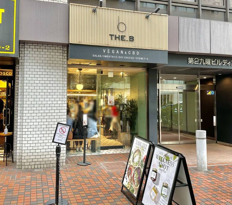 表参道にあるアサイーボウルのお店ザ・ビーの外観
