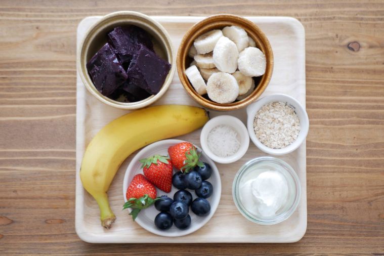 木製のトレイの上にアサイーボウルの材料が並んでいる