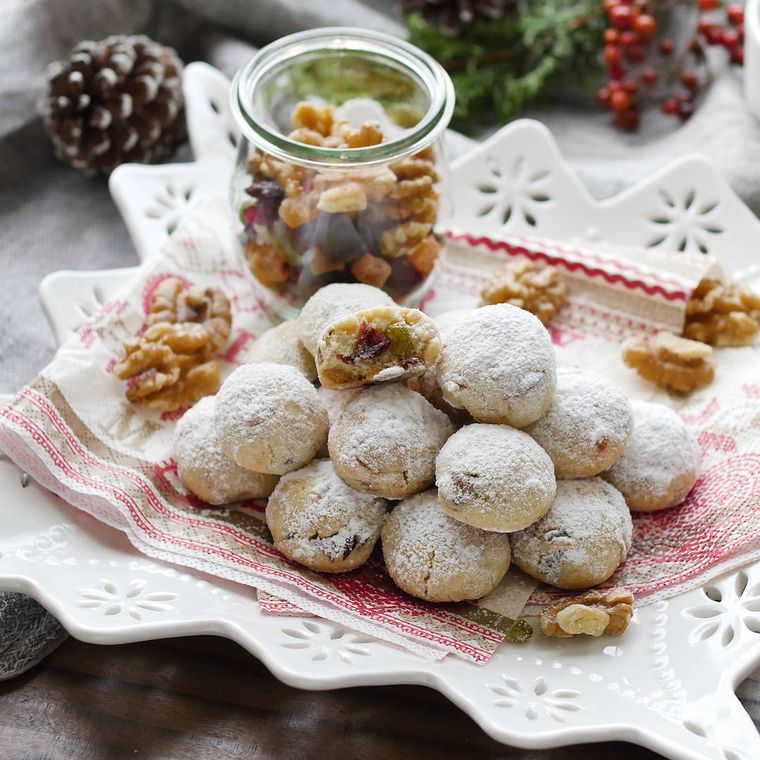 お皿に盛られたシュトーレン風スノーボールクッキー
