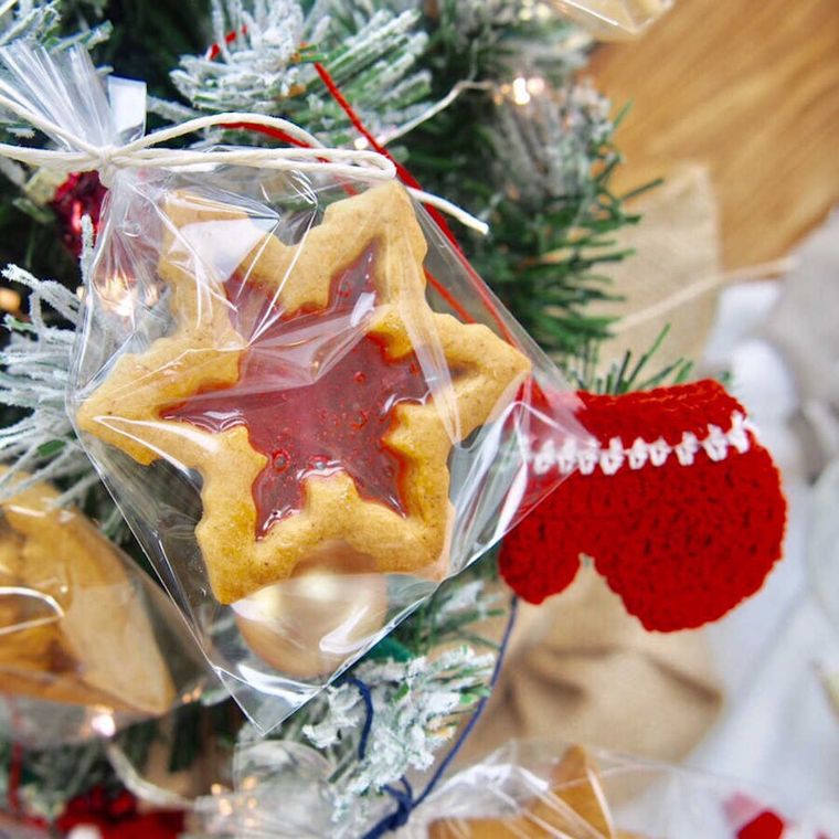 クリスマスツリーに飾られたジンジャーブレッドクッキー