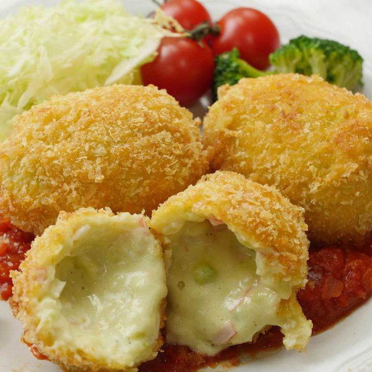 白い皿に盛られたアボカドカニクリームコロッケ