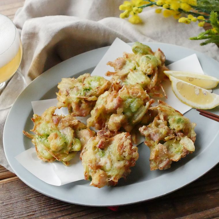 グレーの皿に盛られた鶏もも肉とアボカドのかき揚げ